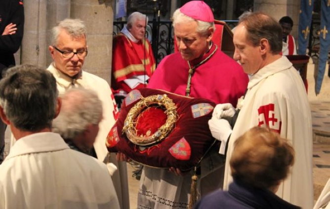 Crown of thorns veneration in Notre Dame Cathedral