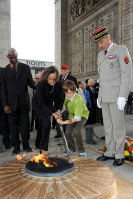 triomphe arc facts flame remembrance history