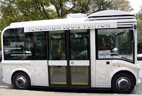 An electric shuttle connects Arc de Triomphe to Fondation Louis Vuitton