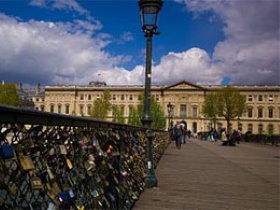 Love locks on Passerelle des Arts