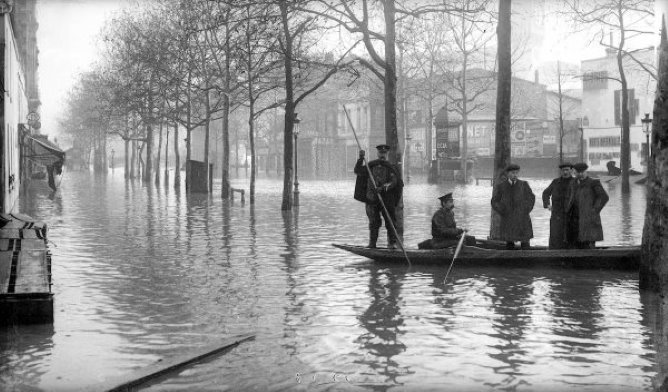 A boat in Paris in 1910
