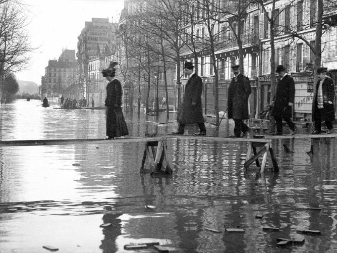 A boulevard in 1910