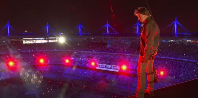 Tom Cruise was in closing ceremony in Stade de France