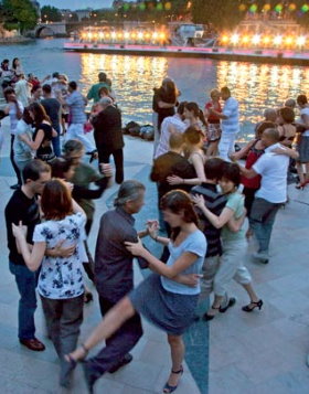 Evening tango on Quai Saint-Bernard in Paris